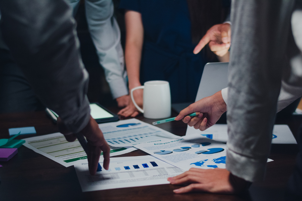 Zespół ekspertów agencji SEO AI analizujący raporty danych w celu poprawy widoczności w AI