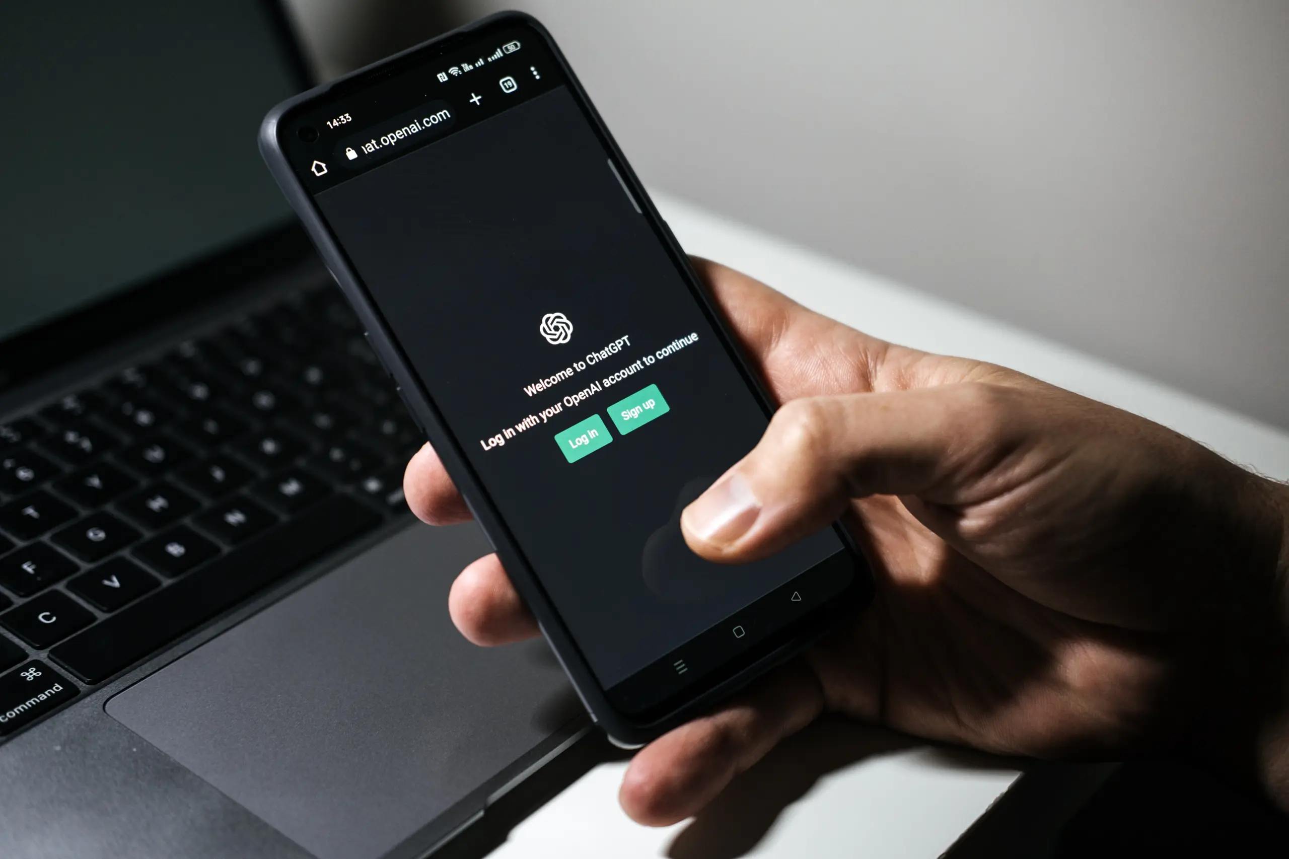 Użytkownik logujący się do ChatGPT na smartfonie – strategia agencji SEO AI na poprawę widoczności w AI
